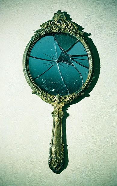 Sept ans de malheur pour celui qui brise un miroir - ELEMIAH VOYANCE 08.99.96.90.99